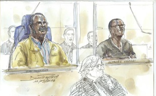 Un croquis d'audience représente Tito Barahira (à gauche) et Octavien Ngenzi, deux maires rwandais accusés d'avoir orchestré des "exécutions massives" en 1994, à la barre à Paris le 10 mai 2016