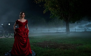 Hailee Steinfeld campe Emilie dans la série «Dickinson».