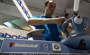Le cordeur de raquette espagnol de Rafael Nadal, Xavi Segura, à Roland-Garros.