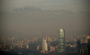 La colline de San Cristobal, à Santiago du Chili, recouverte par la pollution le 9 juin 2011.