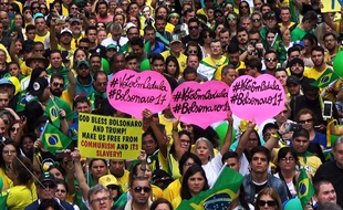 Les supporters de Jair Bolsonaro, le candidat d'extrême droite élu président du Brésil, laissent exploser leur joie.