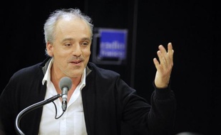 La version longue du clip de campagne du candidat du Nouveau parti anticapitaliste (NDA), Philippe Poutou, a surpris mercredi, en mettant en scène une parodie de l'émission de France 3 "Questions pour un champion", qui a ravi les internautes.