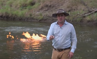 Jeremy Buckingham, élu des Verts, a utilisé un allume-gaz pour enflammer des bulles de méthane qui émanent de la rivière Condamine, dans l'Etat du Queensland. Sa vidéo postée le 22 avril 2016 sur Facebook et devenue virale.