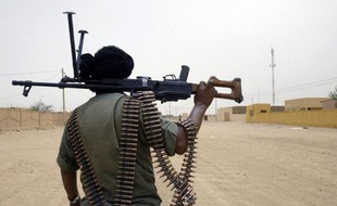 Le leader du groupe islamiste armé touareg Ansar Dine (défenseur de l'Islam), Iyad Ag Ghaly, a pris lundi le contrôle de la ville de Tombouctou (nord-ouest de Mali) et en a chassé les rebelles du Mouvement national de libération de l'Azawad (MNLA), a affirmé un témoin à l'AFP