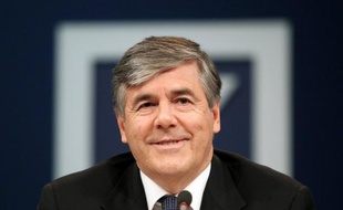 Le patron de Deutsche Bank Josef Ackermann a perçu une rémunération de 6,3 millions d'euros, dont 1,65 millions de salaire de base, au titre de l'année 2011, soit à peu près le même montant qu'en 2010, a annoncé mardi la première banque allemande qui publiait son rapport annuel.