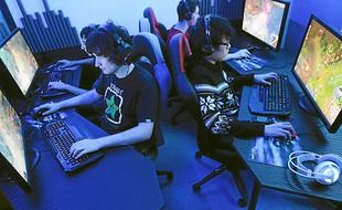 Les premiers fans de jeux vidéos fréquentent déjà le Game Over.
