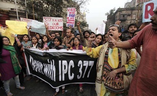 Manifestants d'opposants à la décision de la Cour suprême indienne maintenant la pénalisation de l'homosexualité dans ce pays, le 19 décembre 2013 à Kolkata (Inde).