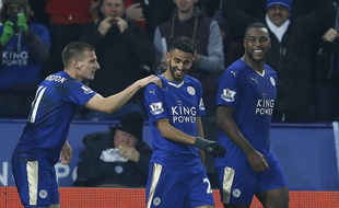 Mahrez et ses coéquipiers fêtent un but lors de la victoire contre Chelsea, le 14 décembre 2015.