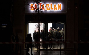 Des spectateurs rentrent dans le Bataclan à Paris pour le concert de réouverture de Sting le 12 novembre 2016.
