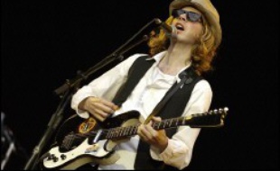 Samedi, avant Radiohead, le talentueux Beck s'est lui aussi taillé un franc succès grâce à un concert déjanté, avec table de cuisine sur scène et marionnettes à l'effigie du chanteur américain et de ses musiciens.