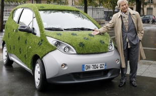 Vincent Bolloré, le Pdg du groupe Bolloré, présente une voiture Autolib à Paris, le 8 octobre 2014