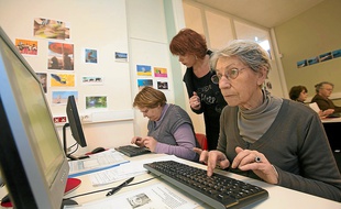 Des ateliers expliquent comment utiliser ordinateurs, téléphones ou appareils photos.
