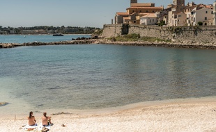 Un couple sur une plage d'Antibes.