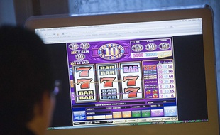 Si les paris sportifs dominent le secteur, certains préfèrent les jeux de casino. (Illustration)