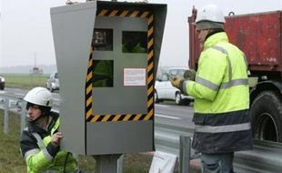 Le Premier ministre François Fillon a confirmé mercredi la mise en place sur les routes de 500 nouveaux radars par an pendant 5 ans et annoncé une série de mesures visant à renforcer la lutte contre l'alcool au volant.