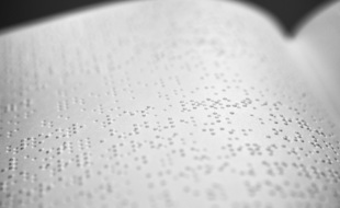 Un livre en brailles, aux pages blanches et