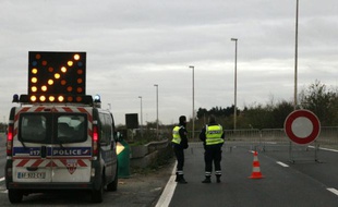 Des policiers à La Courneuve, devant l'autoroute A1 fermée en raison de l'organisation de la COP21 le 30 novembre 2015