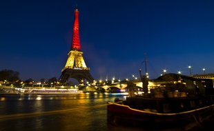 La Tour Eiffel aux couleurs de la Belgique, en hommage aux attentats de Bruxelles, le 22 mars 2016.