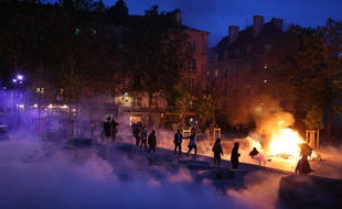 A Rennes, un feu a été allumé place Sainte-Anne le 19 mai, après la réouverture des bars.
