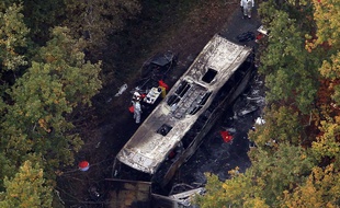 Puisseguin, le 24 octobre 2015. Photo aérienne du car incendié après une collusion mortelle avec un camion.