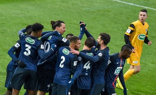 Zlatan Ibrahimovic félicité par ses coéquipiers après son but face à Wasquehal, en match de Coupe de France, le 3 janvier 2015. AFP / PHILIPPE HUGUEN
