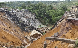 Un glissement de terrain a fait disparaître la route, ici dans le quartier de Lemba, à Kinshasa (RDC), le 26 novembre 2019.