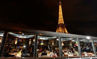 Un diner de charité dans un restaurant basé sur une péniche à Paris, le 24 décembre 2015-