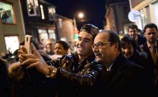 François Hollande au milieu des habitants le 23 décembre 2014 à Saint-Pierre