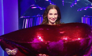 Frédérique Bel était déguisée en bouche dans la saison 2 de Mask Singer.