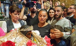 La Sara noire devant des pélerins