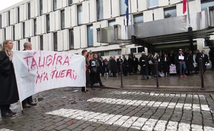 Les avocats lillois bloquent l'entrée du Palais de justice.