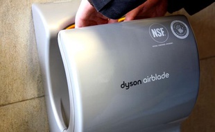 Un sèche-mains Dyson.