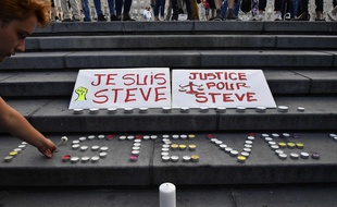 Des bougies en hommage à Steve, disparu le soir de la Fête de la musique à Nantes.