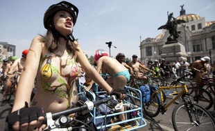 Mainfestation de cyclistes nus, le 8 juin 2013, à Mexico.