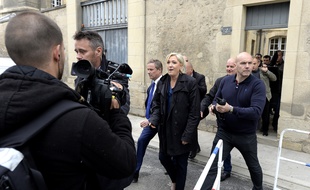 Marine Le Pen, lors de sa sortie de la cathédrale de Reims. La candidate frontiste est sortie par une porte dérobée pour éviter les manifestants, le 5 mai 2017.