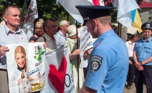 Plus de 2.000 Ukrainiens ont participé samedi à un congrès de l'opposition en plein air à Kiev pour protester contre le régime du président Viktor Ianoukovitch et réclamer la libération des opposants emprisonnés, notamment de l'ex-Premier ministre Ioulia Timochenko.