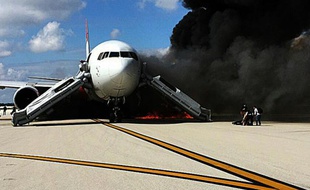 Des passagers évacuent un avion en feu sur l'aéroport de Fort Lauderdale en Floride le 29 octobre 2015