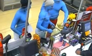 Capture d'écran d'images d'une caméra de vidéosurveillance diffusées par la chaîne 9 News montrant des hommes déguisés en Schtroumpfs, le 16 décembre 2012, à Melbourne (Australie).