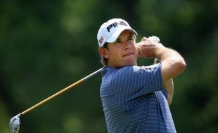 Le Britannique Lee Westwood, 37 ans, a été officiellement confirmé lundi comme nouveau numéro 1 au classement mondial de golf et successeur de l'Américain Tiger Woods qui dominait la spécialité depuis juin 2005.