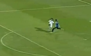 Un attaquant du Zamalek (Egypte), vole le ballon pour marquer au gardien adverse sans faire de faute, le 11 octabre 2014.