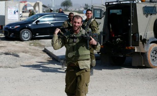 Des soldats israéliens près d'une voiture où une Palestinienne a tenté de poignarder un Israélien, en Cisjordanie le 22 novembre 201