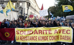 Des supporters pro-kurdes manifestent à Paris pour dénoncer l'avancée des jihadistes du groupe Etat islamique (EI) dans la ville kurde de Kobané en Syrie, le 7 octobre 2014