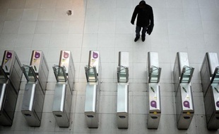 Le dézonage de la carte Navigo le week-end, autrement dit la possibilité pour un usager d'aller partout en Ile-de-France quel que soit son abonnement, sera effectif à partir de samedi prochain, a-t-on indiqué jeudi au conseil régional d'Ile-de-France.