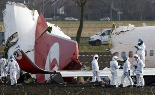 Une quarantaine d'enquêteurs recherchaient sur le terrain, jeudi, les causes de l'accident d'un avion de ligne turc qui s'est écrasé mercredi en atterrissant à Amsterdam, faisant 9 morts et 86 blessés, un bilan qui aurait pu être beaucoup plus lourd.