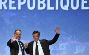 François Fillon et Jean-François Copé saluent les militants UMP lors du Campus de Marseille le 4 août 2011