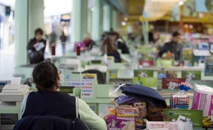 Une caissière dans un hypermarché de la commune de Lieusaint (Seine-et-Marne) en 2008.