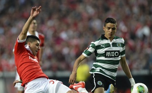 Tiago Ilori (à d.), jeune défenseur central portugais lors d'un match entre le Sporting Lisbonne et Benfica le 21 avril 2013