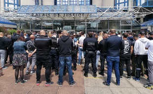 Des policiers rassemblés devant le tribunal de Bobigny, le 16 juin 2020.