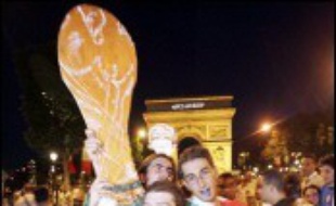 Quelques supporteurs italiens "assument" l'hostilité à laquelle ils sont parfois confrontés. Dorian, Français d'origine italienne, porte l'écharpe vert, blanc et rouge: "Ils ont pu prendre leur revanche sur l'Euro 2000", dit-il.