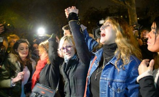 Des jeunes rassemblés le 20 novembre 2015 devant le Bataclan à Paris